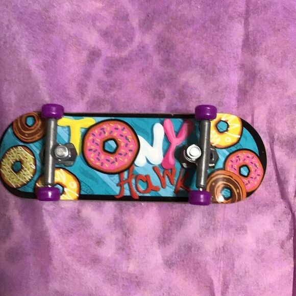 Set of three hard to come by Tony hawk, finger skateboard by hot wheels - Picture 3 of 4